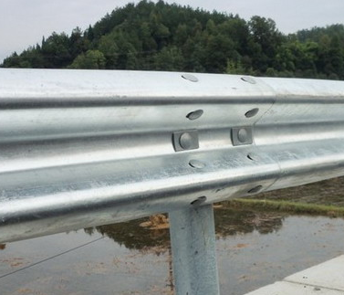 高速公路防撞護欄